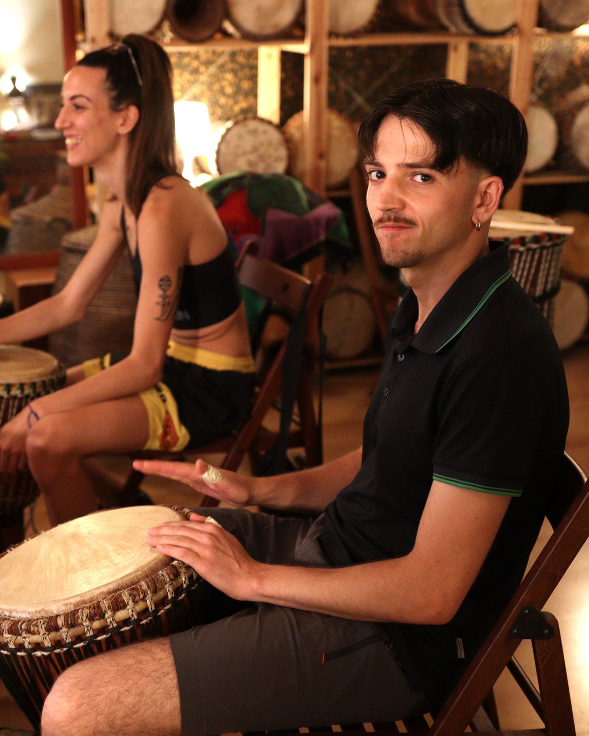 Alumnos de Etnopercusión tocando el djembe en clase