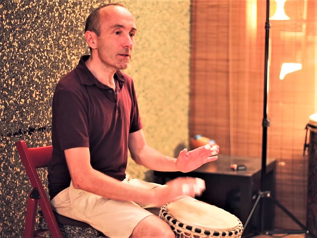 Fale, profesor de Etnopercusión, tocando el djembe